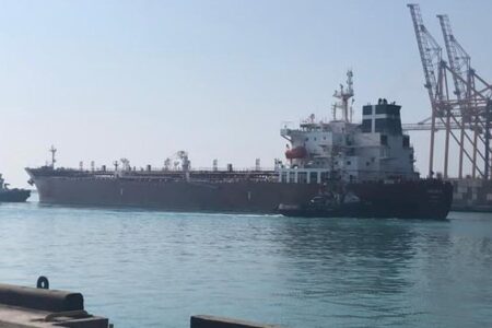 پهلوگیری ۲ کشتی حامل روغن خام در بندر امام خمینی