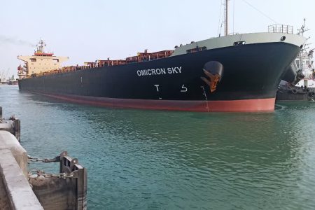 پهلوگیری کشتی اقیانوس پیما حامل ۶۶ هزار تن گندم در بندر امام خمینی (ره)