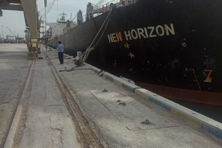 پهلوگیری کشتی اقیانوس پیما حامل ۶۸ هزار تن گندم در بندر امام خمینی (ره)